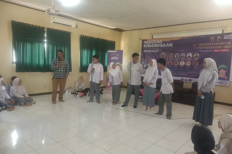 Salah satu pemetari dalam acara tular Nalar kebangsaan dari komisioner KPU (Herman)