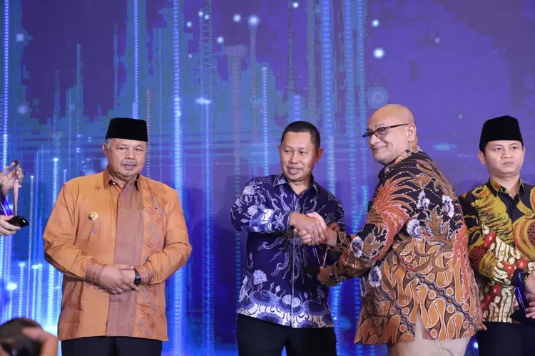 Pj Bupati Bogor menerima penghargaan saat acara Malam Apresiasi Tokoh Indonesia 2024 yang digelar Tempo Media Grup di Hotel Borobudur Jakarta, Selasa, 10 September 2024 malam. (Humas Pemkab Bogor)
