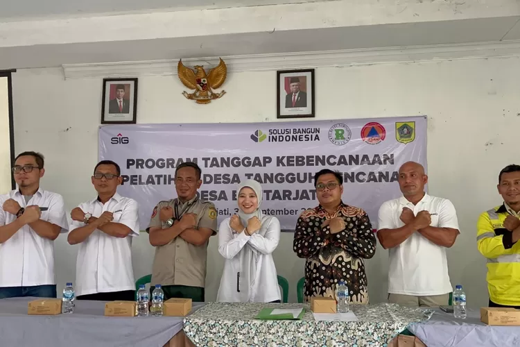Foto bersama dalam kegiatan pelatihan DESTANA yang diselenggarakan SBI Pabrik Narogong di Desa Bantarjati, Kabupaten Bogor. 