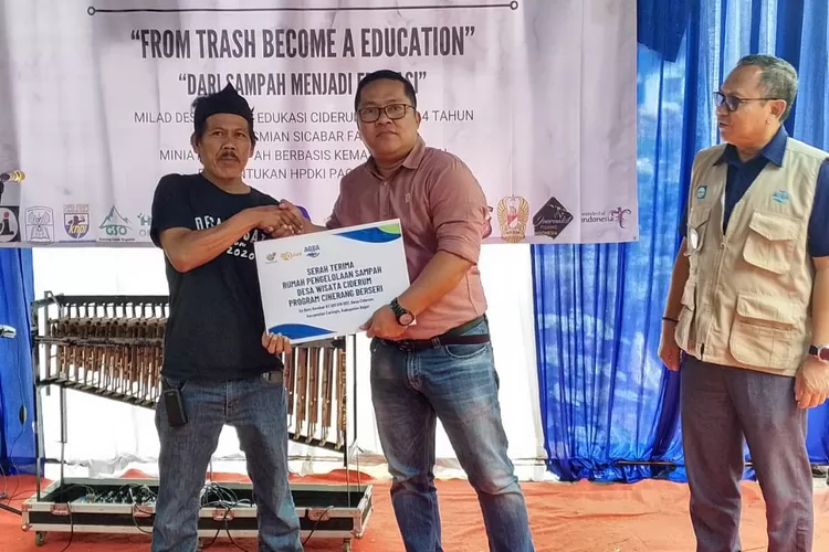 Simbolis penyerahan rumah pengelolaan sampah dilakukan oleh Plant Manager PT Tirta Investama (Aqua) Ciherang, Joko Prasojo, kepada ketua Desa Wisata Ciderum sebagai bentuk dukungan nyata oleh perusahaan terhadap keberlanjutan Desa Wisata Ciderum. (Dok Aqua Ciherang)