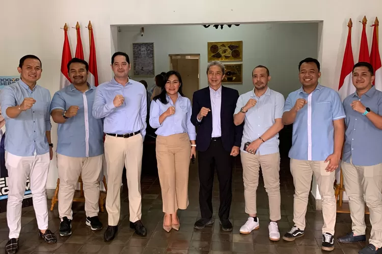 Foto bersama jajaran REPNAS Kota Bogor dengan Bakal Calon Wali Kota Bogor, Dedie A Rachim. 