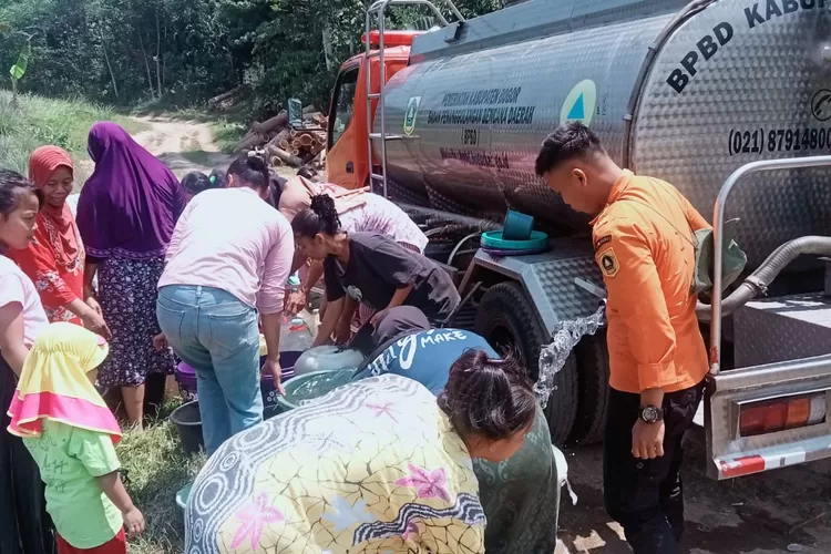 BPBD Kabupaten Bogor saat mendistribusikan air bersih ke wilayah terdampak kekeringan di Jonggol, belum lama ini. (BPBD)