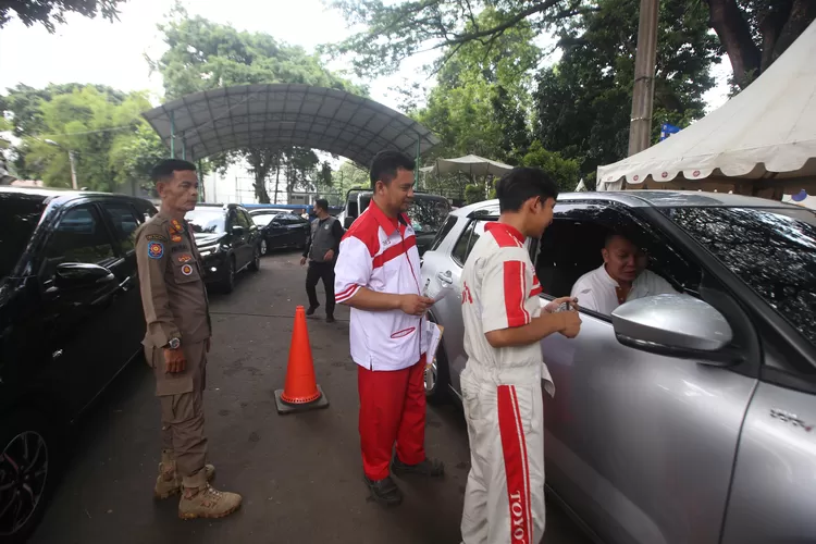 Proses pengecekan uji emisi yang berlangsung di GOR Pajajaran Kota Bogor. (Fadli/Metropolitan) 
