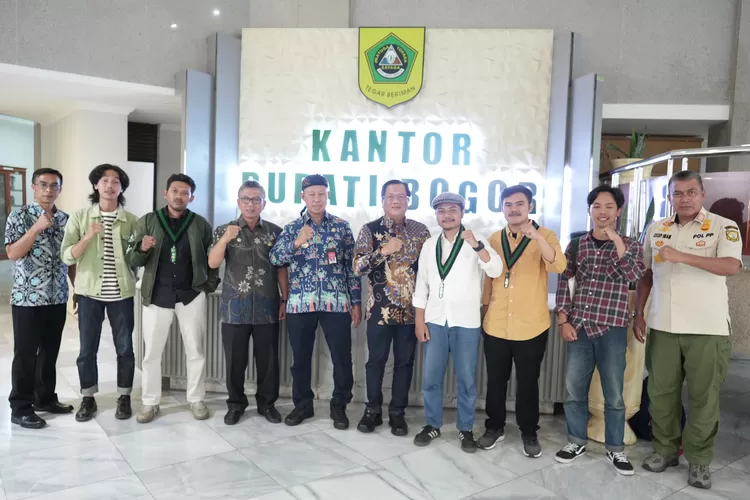 Pj Bupati Bogor Asmawa Tosepu saat menerima kedatangan HMI MPO Bogor di Kantor Bupati, Kamis, 12 September 2024. (Humas Pemkab Bogor)