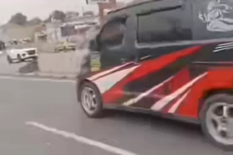 Tangkapan layar video viral pengendara mobil Gandmax menodongkan pistol ke pemotor di Jalan Raya Salabenda, Kemang, Kabupaten Bogor. (Tangkapan layar)