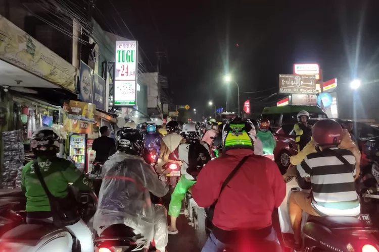 Kemacetan di Jalur Puncak, Cisarua, Kabupaten Bogor pada Minggu, 15 September 2024 malam. (Rifal)
