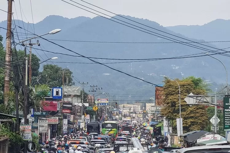 Kondisi macet Puncak Bogor saat libur panjang pada Minggu, 15 September 2024. Diprediksi ada kenailan jumlah wisatawan saat Libur Natal dan Tahun Baru. (Ist/net)