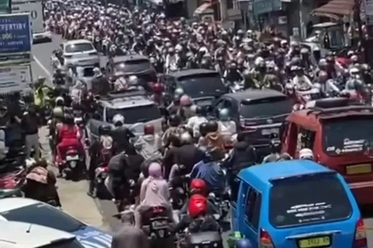 Tangkapan layar unggahan mantan bupati Bogor Iwan Setiawan yang menggambarkan kemacetan Puncak Bogor saat libur panjang Maulid Nabi Muhammad 1446 Hijriyah. (Tangkapan layar)