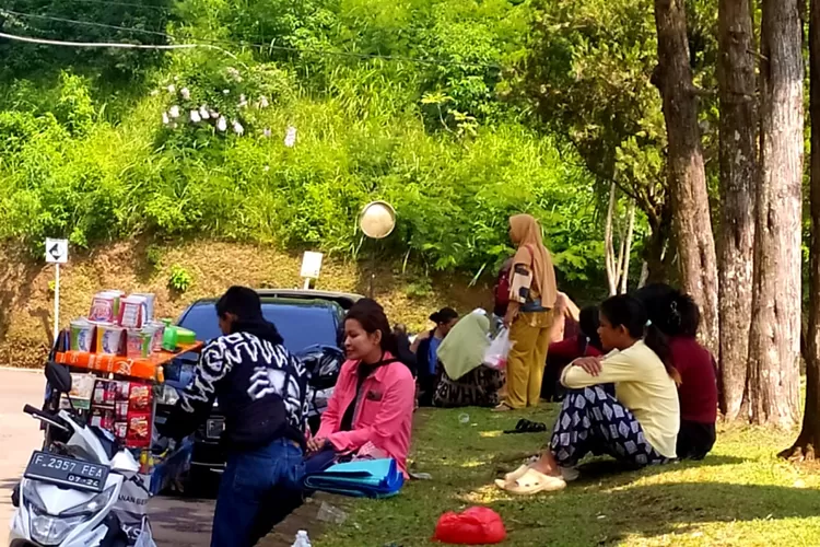 Penjual kopi keliling di Jalur Puncak Bogor. (Deni)