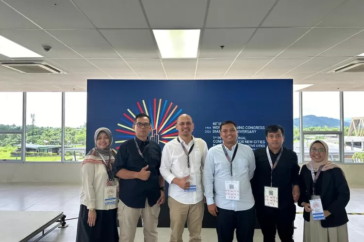 Kepala Bappedalitbang Kabupaten Bogor Ajat R Jatnika (kedua kiri) saat konferensi internasional 60th ISOCARP World Congress yang berlangsung pada 10-13 September 2024 di Filipina. (Ist)