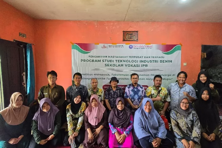 Program Studi Teknologi Industri Benih (TIB) Sekolah Vokasi IPB melaksanakan program pelatihan bersama Kelompok Wanita Tani atau KWT Ciharashas. (Dok Sekolah Vokasi IPB )