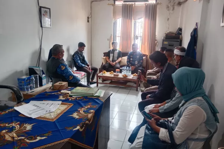 Anggota DPRD Kota Bogor Banu Bagaskara mendatangi kelurahan Mekarwangi setelah menerima aduan soal kejanggalan bantuan RTLH (Dok pribadi)