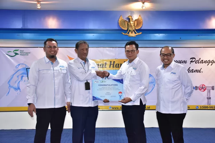 Direktur Utama Perumda Tirta Kahuripan Tedi Kurniawan didampingi Direktur Umum Abdul Somad, Direktur Operasional Asep Wildan saat menyerahkan hadiah umroh memperingati Hari Pelanggan Nasional&nbsp;Rabu, 18 Desember 2024. (Perumda Tirta Kahuripan)