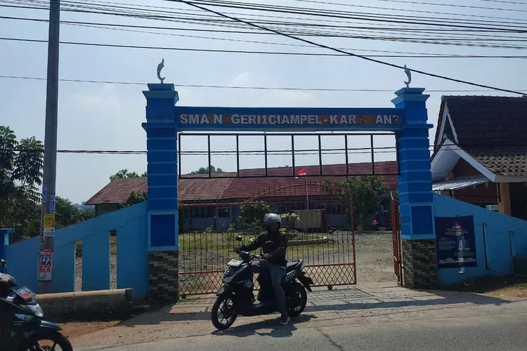 Kepsek SMAN 1 Ciampel Kabupaten Karawang kini tengah jadi sorotan dan mendapat kecaman lantaran diduga jarang ngantor (Herman)