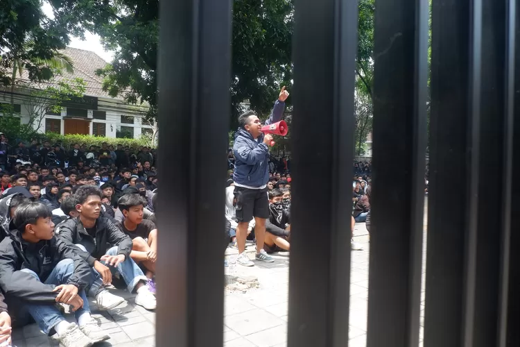 Bobotoh Persib Bandung melakukan demonstasi atas dugaan intimidasi dan penganiayaan yang melibatkan oknum ofisial dan pemain (X/@BdgBergerakID)