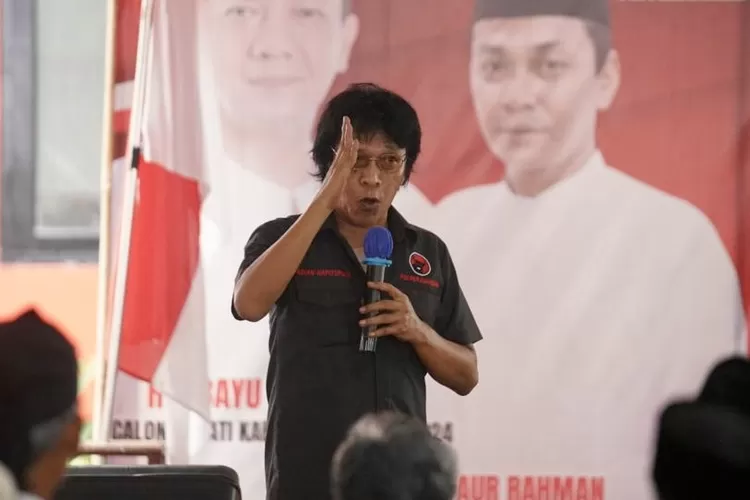 Anggota DPR RI dari PDI Perjuangan Adian Napitupulu menantan Menteri ESDM Bahlil Lahadalia menutup tambang ilegal di Kutai Barat, Kalimantan Timur. (Arifin/Metropolitan)