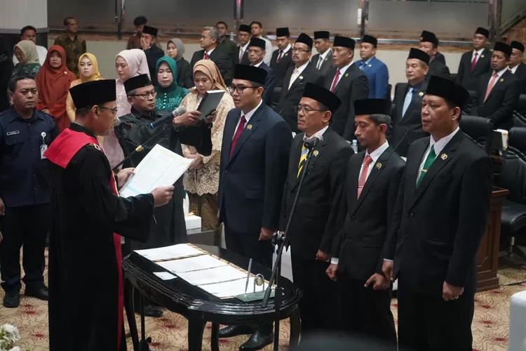Pelantikan pimpinan DPRD Kabupaten Bogor periode 2024-2029 saat rapat paripurna, Sabtu, 22 September 2024. Posisi ketua DPRD Kabupaten Bogor dijabat Sastra Winara. (Arifin/Metropolitan)