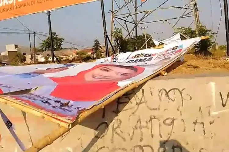 Kondisi baliho Acep Gina yang diduga dirusak orang tak dikenal di Kotabaru (Herman)