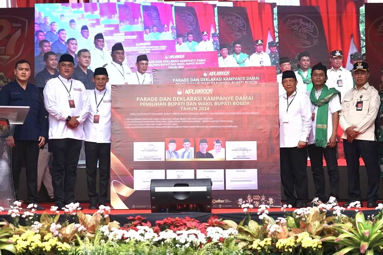 Pasangan calon bupati dan bupati Bogor 2024 mengikuti deklarasi kampanye damai Pilkada 2024 yang digelar KPU Kabupaten Bogor, Selasa, 24 September 2024. (Arifin/Metropolitan)
