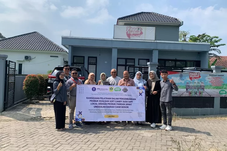 Fakultas Peternakan IPB University berkolaborasi dengan PT Bogor Sari Nutrisi dan CV Wahyu Farm Sejahtera dalam kegiatan pengabdian masyarakat ini bertujuan untuk meningkatkan potensi mitra (Dok IPB )