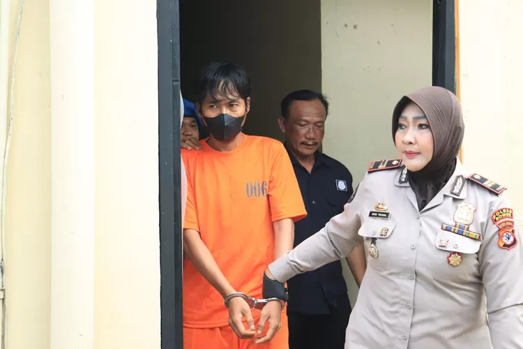 Pelaku pencongkelan mata berinisial KND dihadirkan saat konferensi pers&nbsp;di Polsek Gunungputri, Rabu, 25 September 2024. (Polres Bogor)