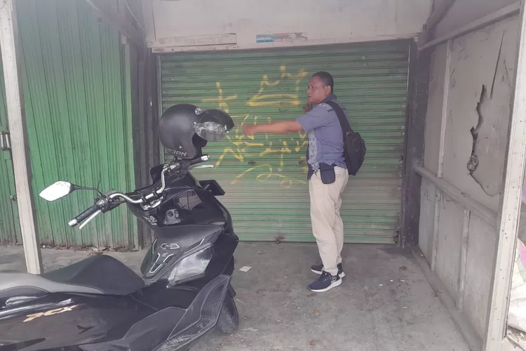 Salah satu anggota Polsek Klari saat mengecek warung yang menjual obat ilegal (Herman)