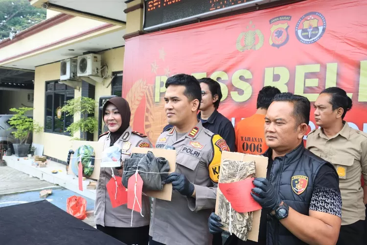 Polsek Gunungputri menunjukan barang bukti kasus penganiayaan pelaku pencongkelan mata di acara Vespa Gunungputri, Kabupaten Bogor saat konferensi pers di Mapolsek Gunungputri, Rabu, 25 September 2024. (Polres Bogor)