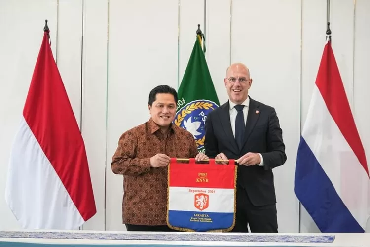 PSSI resmi jalin kerja sama dengan federasi sepakbola Belanda KNVB untuk tingkatkan kualitas Timnas Indonesia. (PSSI)