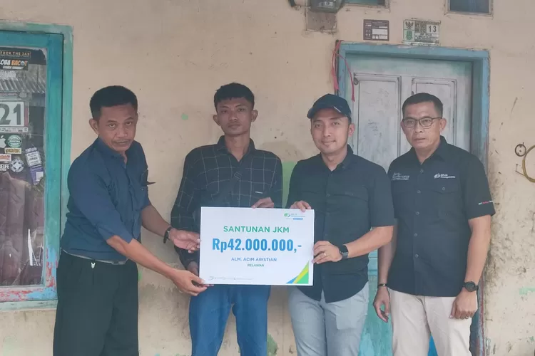 Ketua DPD Partai Nasdem Kabupaten Karawang Dian Pahrud Zaman dan BPJS ketenagakerjaan berikan simbolis bantuan kepada keluarga kader yang meninggal dunia (Herman)