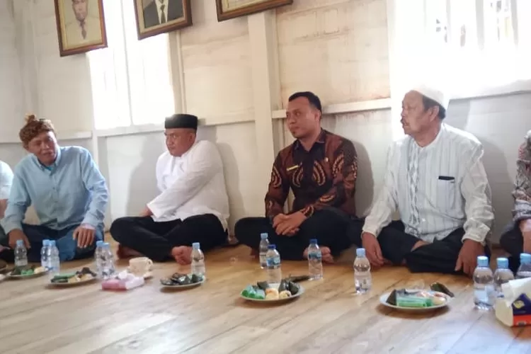Pasangan calon bupati dan wakil bupati Bogor nomor urut 1 Rudy Susmanto - Jaro Ade mengunjungi eks kantor bupati Bogor pertama masa revolusi di Desa Malasari, Kecamatan Nanggung, Kabupaten Bogor, Kamis, 26 September 2024. (Ist)