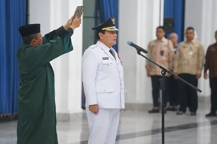 Bachril Bakri saat mengucap sumpah saat dilantik menjadi Pj Bupati Bogor di Gedung Sate Bandung, Jawa Barat, Kamis, 26 September 2024. (Arifin/Metropolitan)