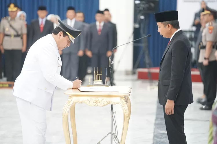 Pj Gubernur Jabar Bey Machmudin saat melantik Bachril Bakri sebagai Pk Bupati Bogor menggantikan Asmawa Tosepu. (Arifin/Metropolitan)