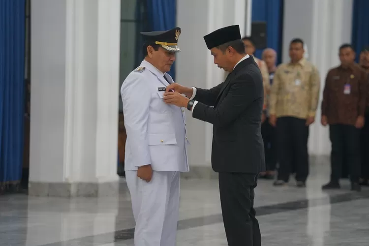 Pj Gubernur Jabar Bey Machmudin saat melantik Bachril Bakri sebagai Pj Bupati Bogor di Gedung Sate Bandung, Kamis, 26 September 2024. (Arifin/Metropolitan)