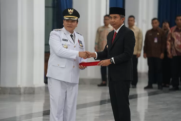 Pj Gubernur Jawa Barat Bey Machmudin melantik Bachril Bakri sebagai Pj Bupati Bogor di Gedung Sate, Bandung, Kamis, 26 September 2024. (Arifin/Metropolitan)