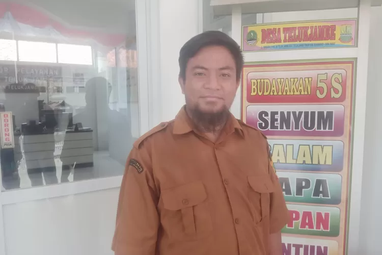 Sekretaris Desa Telukjambe Tajudin (Herman)