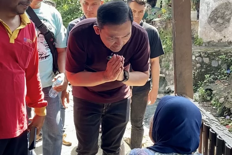 Calon Wali Kota Bogor nomor urut 5, Dokter Rayendra saat menyapa warga yang mengalami masalah penglihatan di Tegal Gundil. 