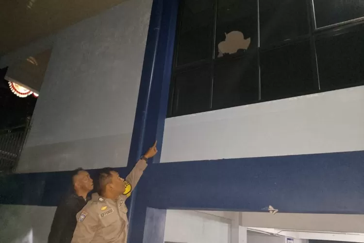Polisi saat melakukan olah TKP aksi pelemparan batu di Gedung Graha Wartawan Kabupaten Bogor, Cibinong, Sabtu, 28 September 2024 malam. (Ist)