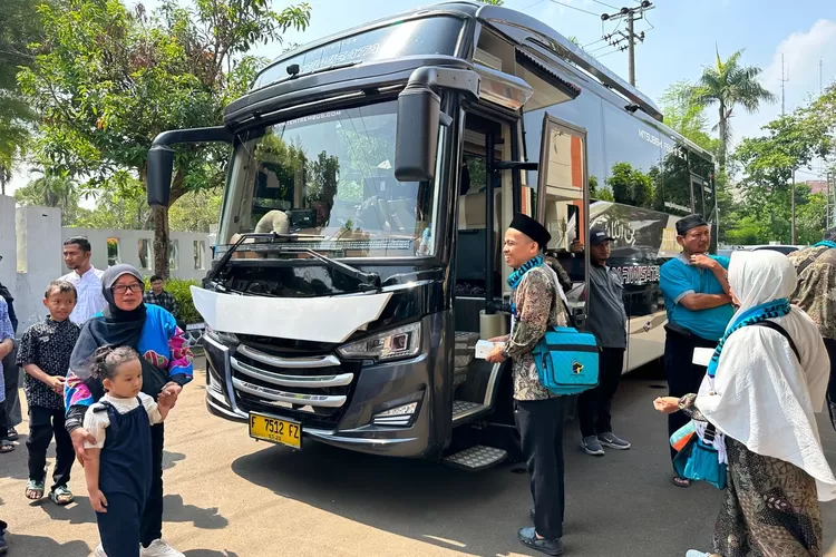 15 warga Kabupaten Bogor pemenang doorprize umroh saat perayaan HUT ke-79 RI diberangkatkan ke Tanah Suci, Minggu, 29 September 2024. (Humas Pemkab Bogor)