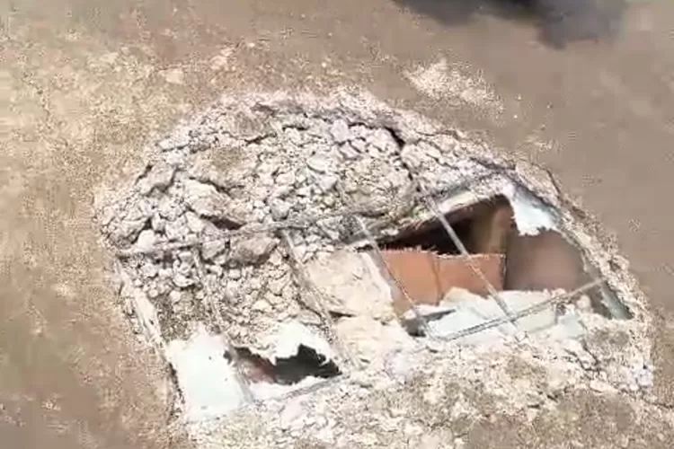 Sodetan yang jebol di Karawang bahayakan pengendara (Herman)