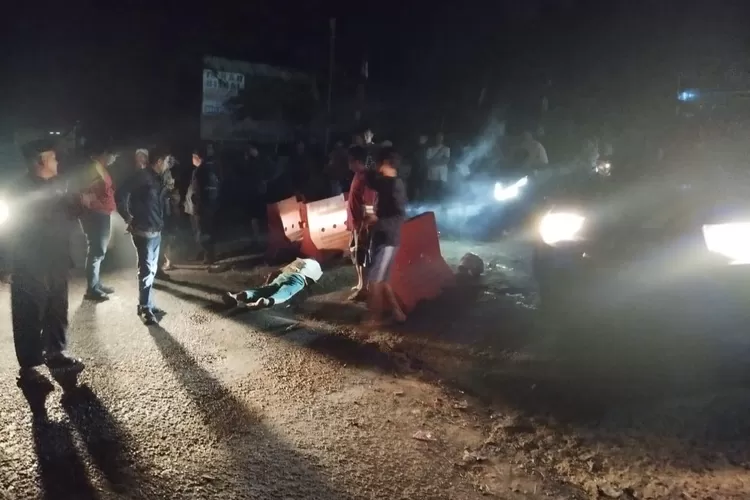 Sesosok pria ditemukan tergeletak di pinggir Jalan Raya Cihideung Ilir, Kecamatan Ciampea, Kabupaten Bogor, Senin, 30 September 2024 dini hari. (Polres Bogor)