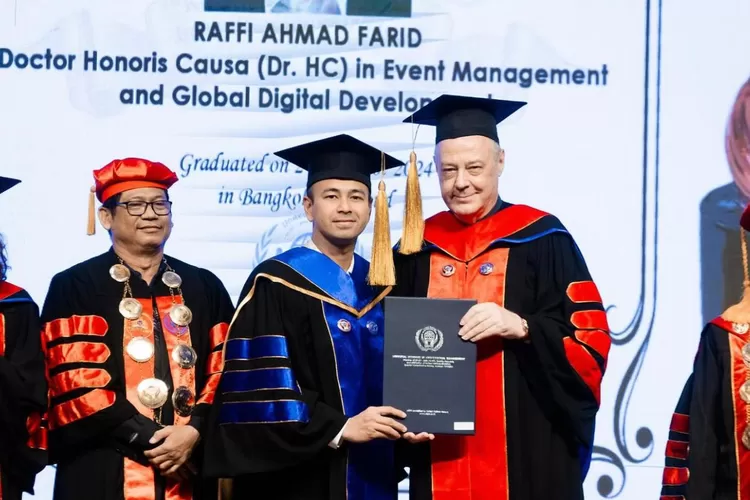 Gelar Doctor Honoris Causa yang diterima oleh Raffi Ahmad. (Instagram/@raffinagita1717)