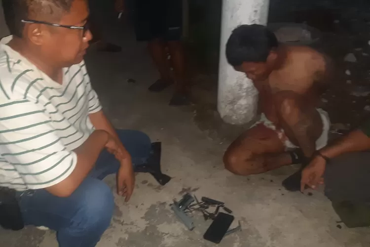 Maling rumah kost di Karawang berhasil ditangkap petugas dan warga. (Herman)
