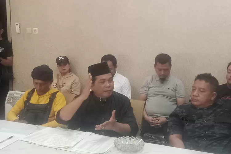 Ketua GEPREK kabupaten Karawang yang Endang Macan Kumbang saat menyambangi Disnakertrans Kabupaten Karawang (Herman)