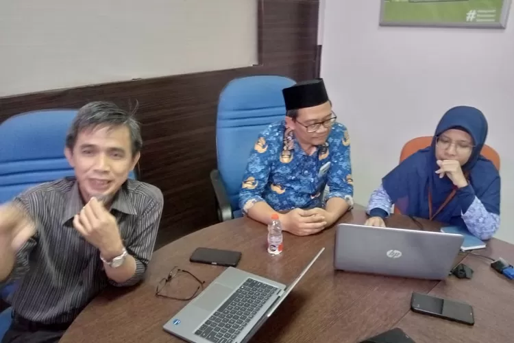 Kepala BPS Kota Sukabumi Urip Sugeng Santoso saat di wawancara awak media di Kantor BPS Kota Sukabumi, Senin (01/10). (Satiri/Metropolitan)