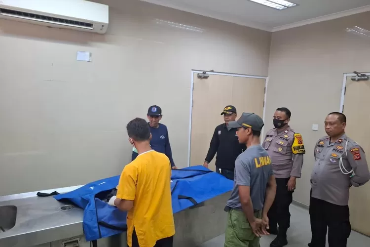 Mayat bayi laki-laki yang ditemukan di aliran Sungai Cisadane dievakuasi kepolisian. (Polres Bogor)