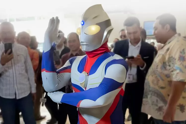 Jamaludin Malik dari Partai Golkar memakai kostum ultraman  saat pelantikan anggota DPR RI periode 2024-2029. (X/@BigAlphaID)