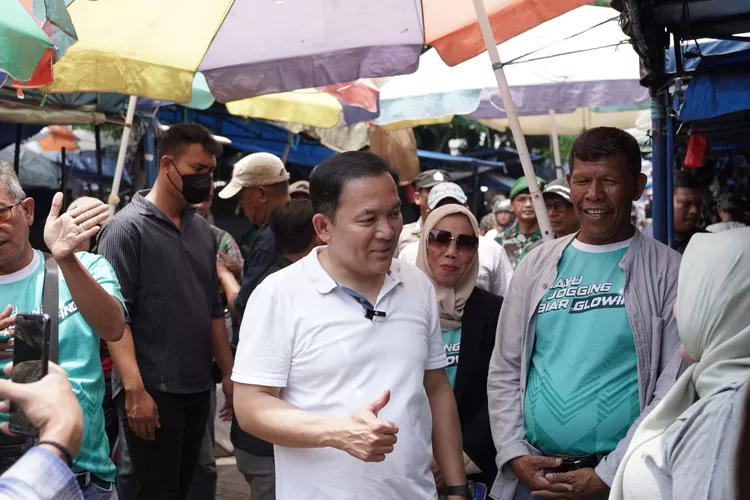 Calon Wali Kota Bogor, Dokter Rayendra menyapa para pedagang saat Nguriling ke Pasar Anyar Bogor. 