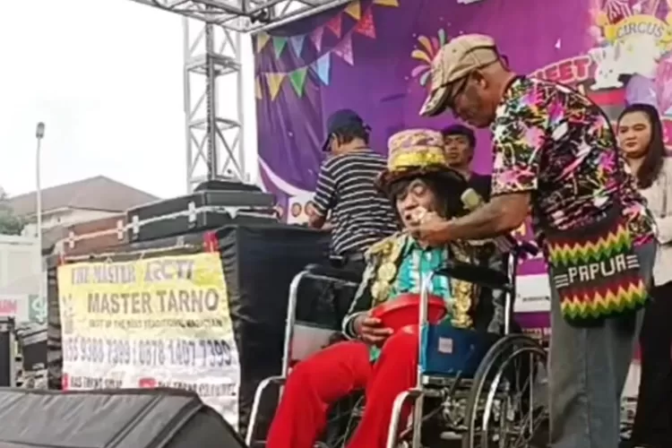 Pak Tarno yang berusaha menjalankan aksi sulapnya dengan menggunakan kursi roda. (Instagram/@paktarnomanagementofficial)
