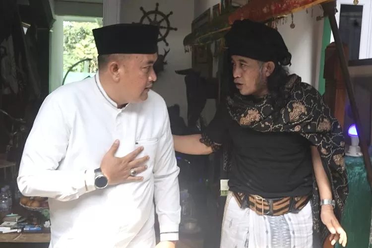Rudy Susmanto bersama Pendiri&nbsp;Majelis Riyadhoh dan Sabatin KH Muhammad Fu'ad Rifai saat berkunjung ke&nbsp;Majelis Riyadhoh dan Sabatin Ciawi, Kabupaten Bogor, Selasa, 1 Oktober 2024. (Arifin/Metropolitan)
