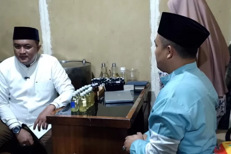 Calon bupati Bogor Rudy Susmanto berkunjung ke pengelohan minyak pala milik H Taufik Rachmat usat Salat Subuh Berjamaah di Ciherang, Caringin, Kabupaten Bogor, Selasa, 1 Oktober 2024. (Ist)